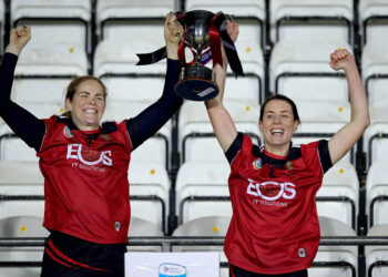 Fionnuala Carr and Karen McMillan lift the trophy 5/12/2020