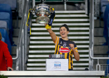 Lucinda Gahan celebrates with the trophy 12/12/2020