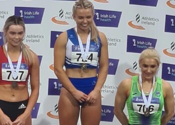 Molly Scott (centre)