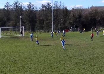 Steven Connolly (centre) for Thomastown United