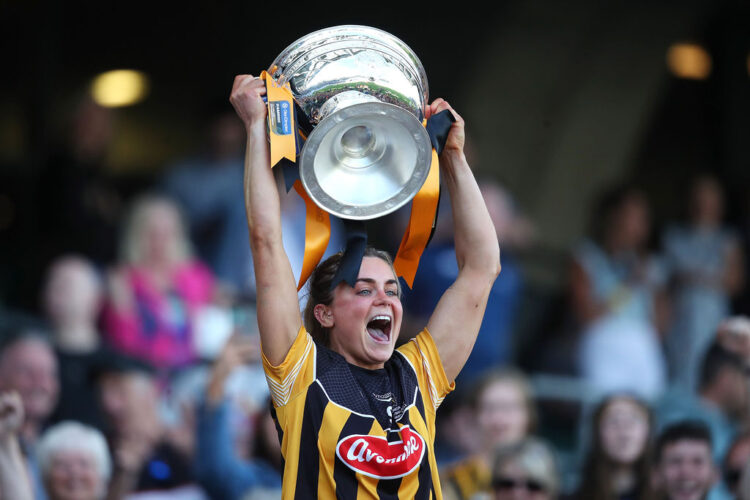 Katie Power lifts the O’ Duffy Cup 7/8/2022