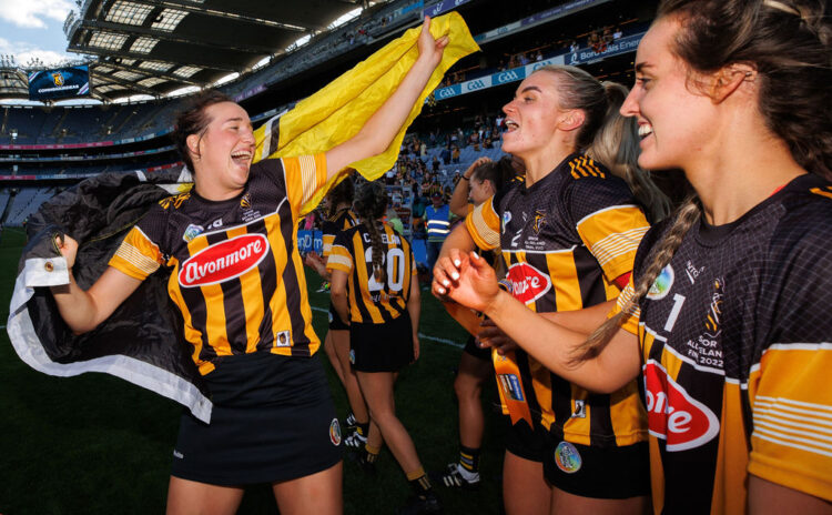 Denise Gaule celebrates with Michelle Teehan and Aoife Norris 7/8/2022