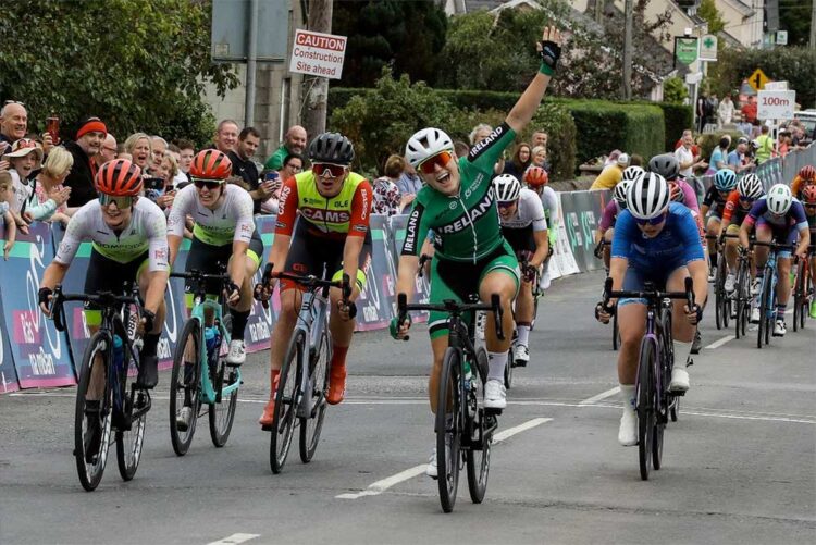 Lara Gillespie (centre). Photo: Lorraine O'Sullivan