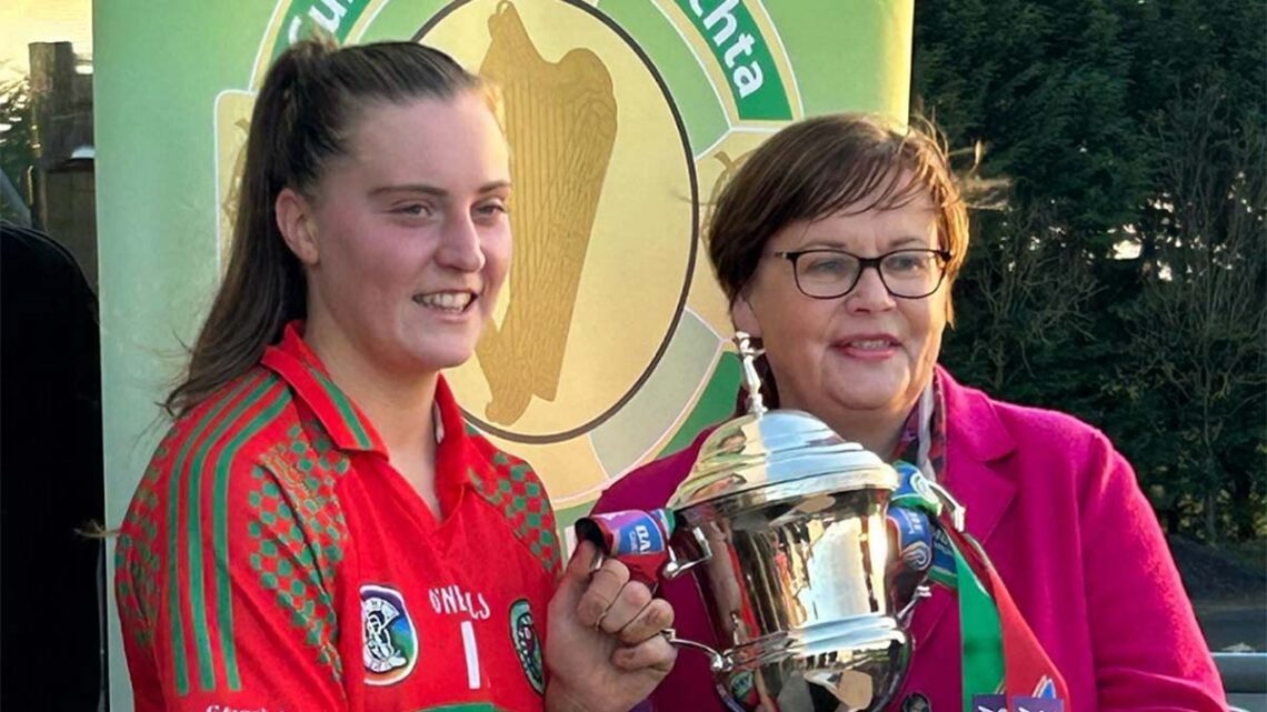 James Stephens' Niamh Deely and Leinster camogie chair Linda Kenny.