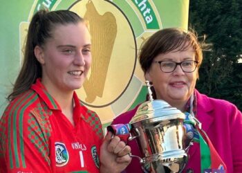 James Stephens' Niamh Deely and Leinster camogie chair Linda Kenny.
