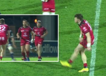 Peter Lydon hits a drop goal for Rouen against Colomiers in the Pro D2