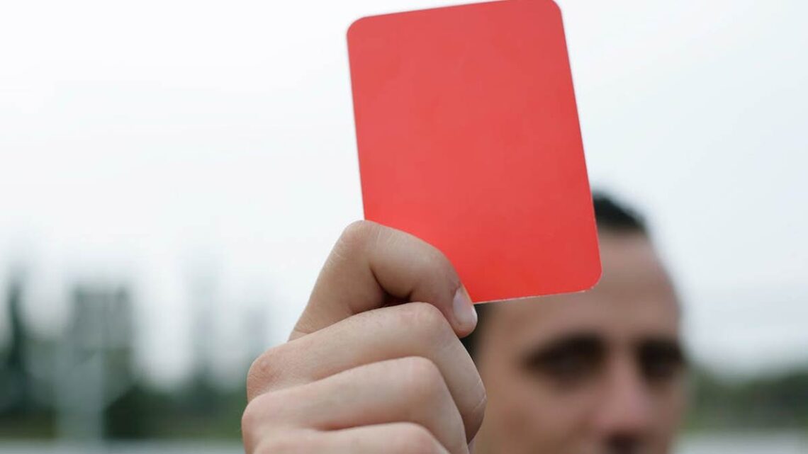 A referee shows a red card. Photo: BOOM/Pexels