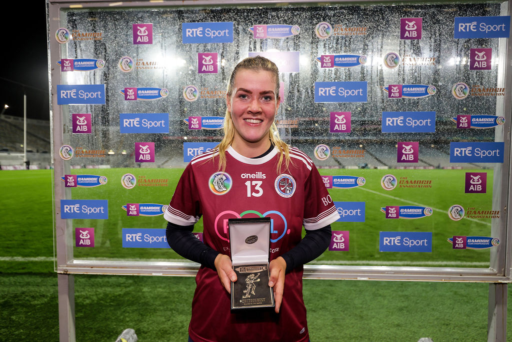 Dicksboro’s Aoife Prendergast is presented with the AIB player of the match award. Mandatory Credit ©INPHO/Laszlo Geczo
