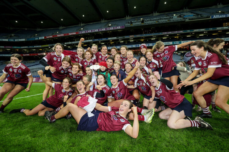 The Dicksboro team celebrate with the 2023 All-Ireland senior camogie club title. Mandatory Credit ©INPHO/Laszlo Geczo